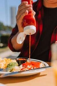 A hand are use the sachet