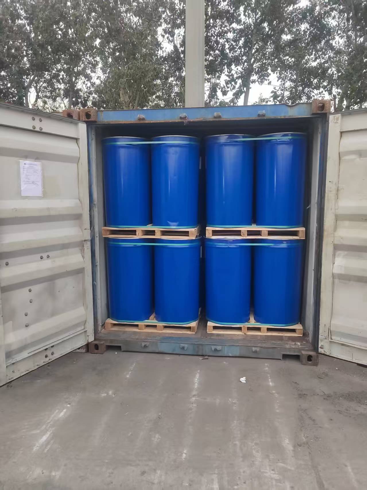 Бочка с томатной пастой в контейнере